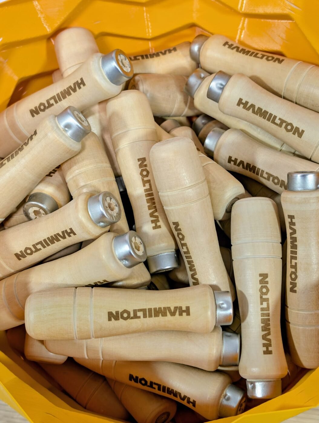 Producción completa de cabos de madera con logo Hamilton grabado por láser