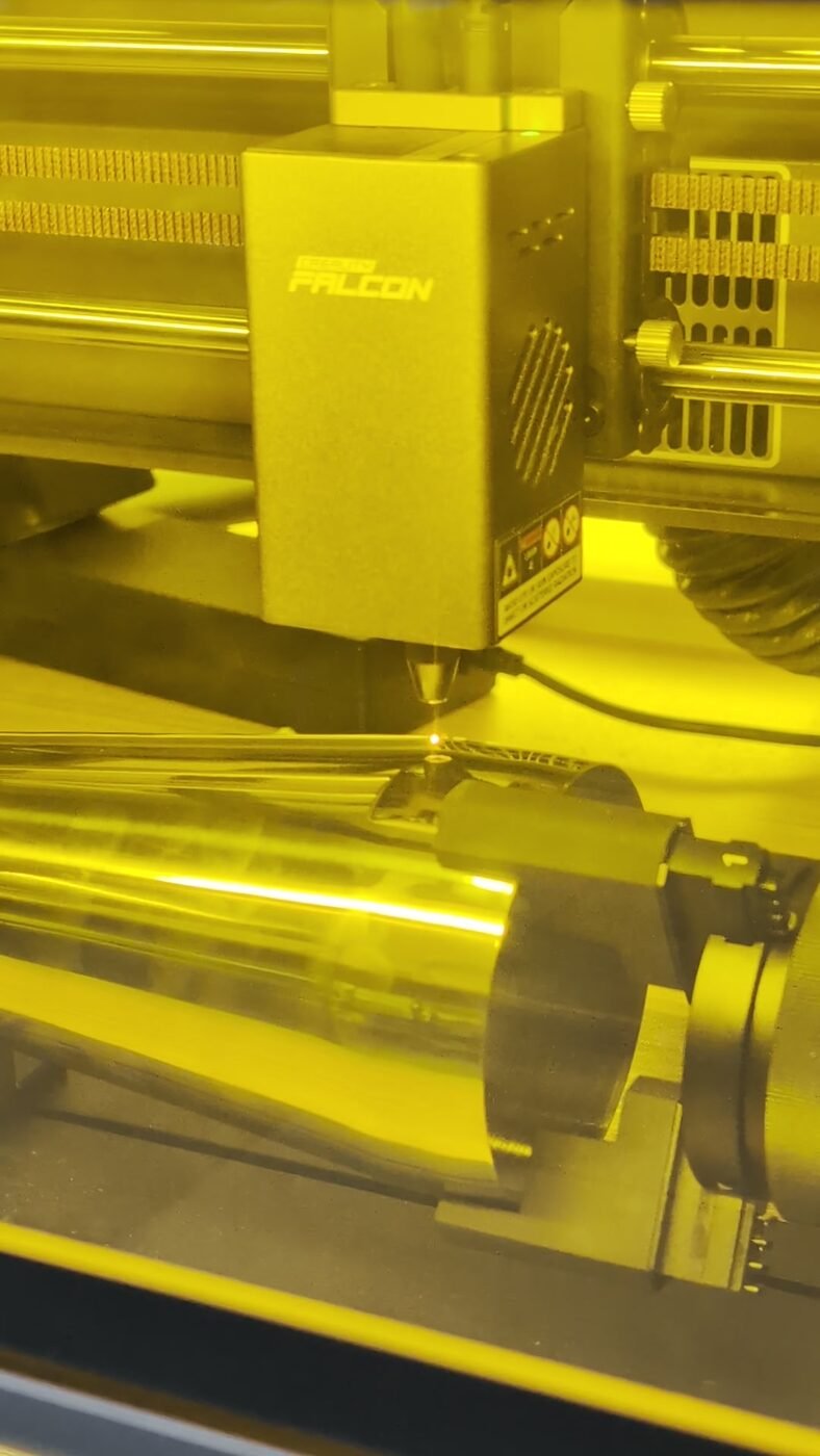 Falcon A1 grabando una coctelera de acero inoxidable en el taller de Printonic