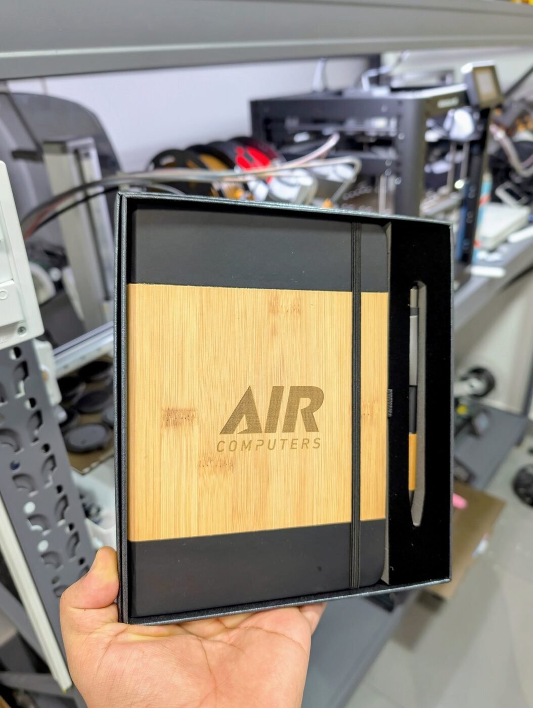 Cuaderno corporativo con tapa de bamboo grabada por láser con logo Air Computers