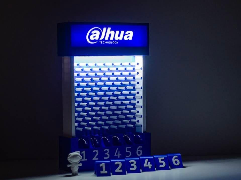 Stand Plinko iluminado con logo Dahua Technology y fichas numeradas para sorteo