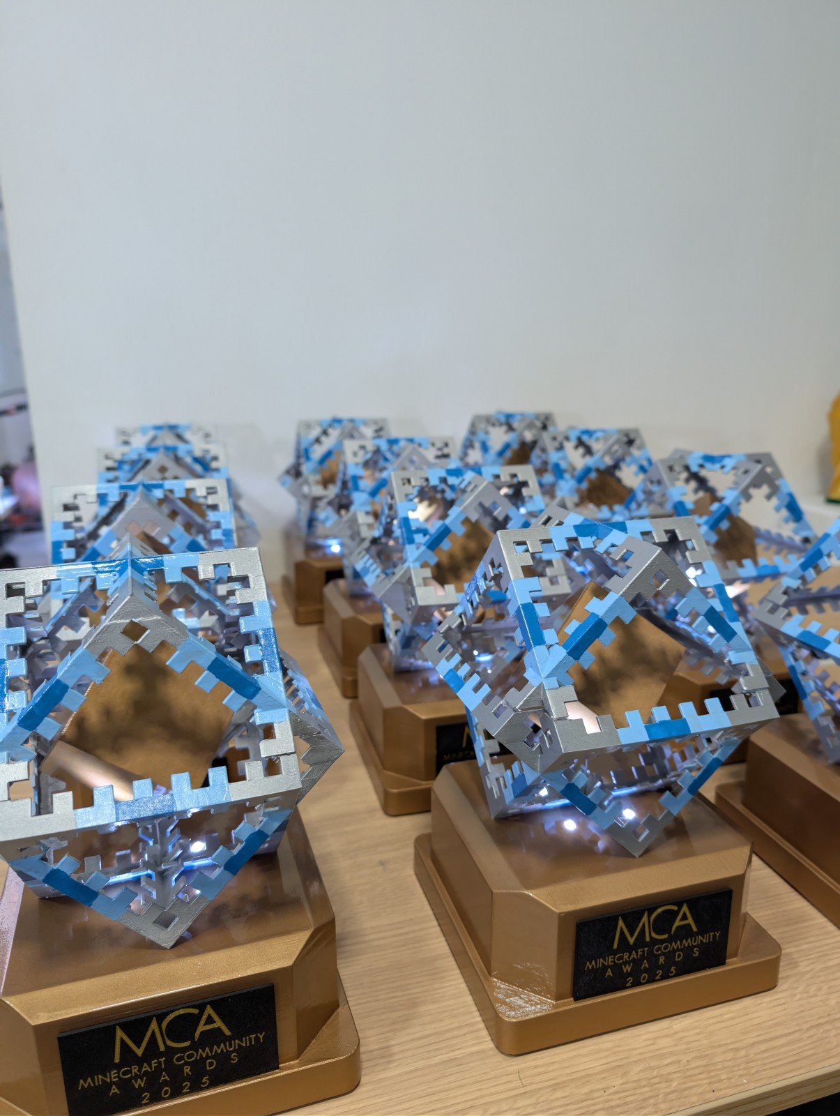 Trofeos Minecraft Community Awards 2025 para Spreen con cubo pixelado y base dorada