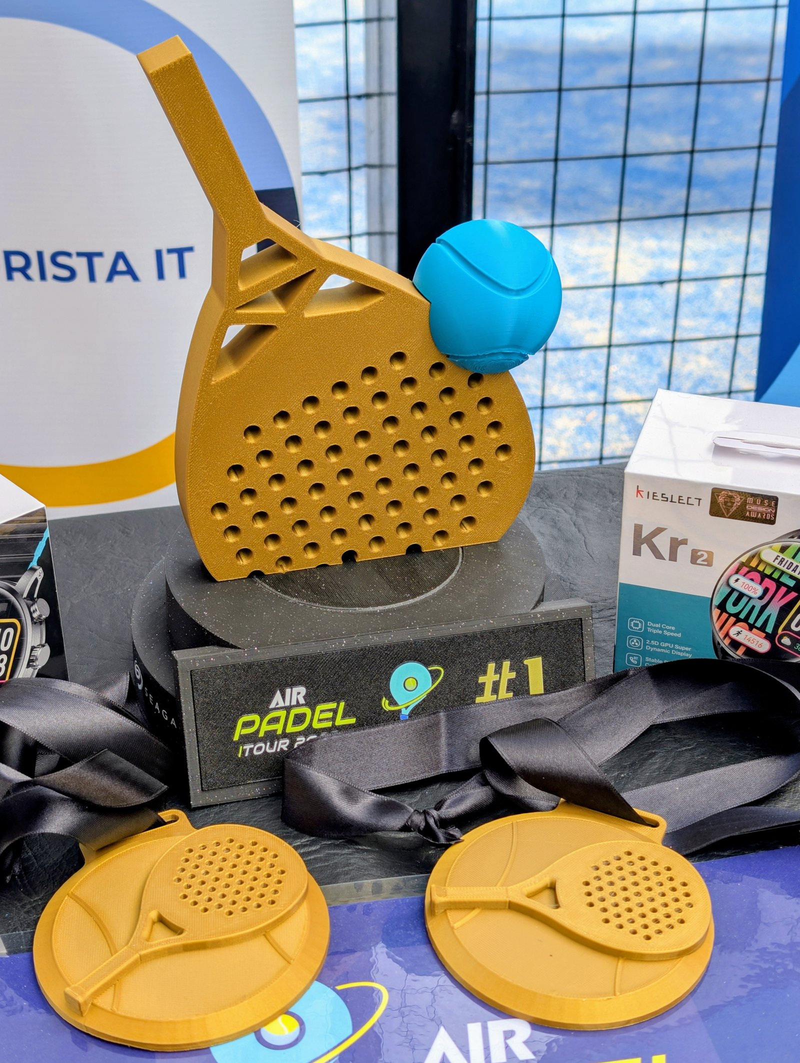 Trofeo personalizado AirComputers con motor de rotación e impresión DTF UV para evento corporativo