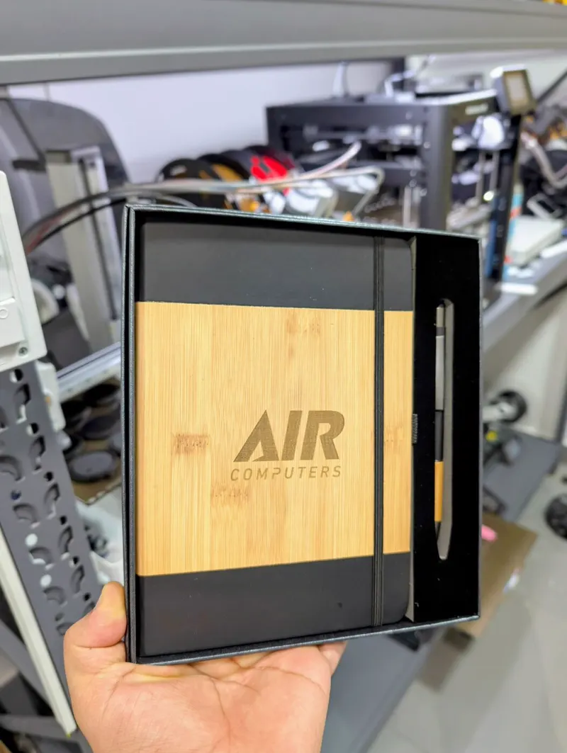 Cuaderno con el logo de Aircomputers grabado con láser