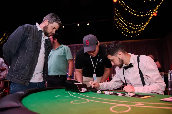 Mesa de póker en el evento de fin de año de Aircomputers con temática de casino