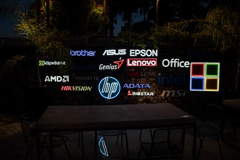 Cartel con logos de marcas de tecnología en neón LED sobre acrílico