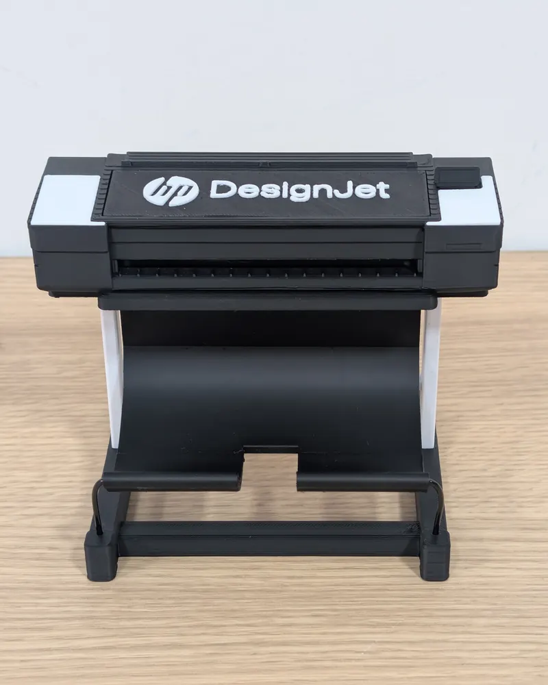 Miniatura del plotter HP DesignJet impresa en 3D, vista de frente