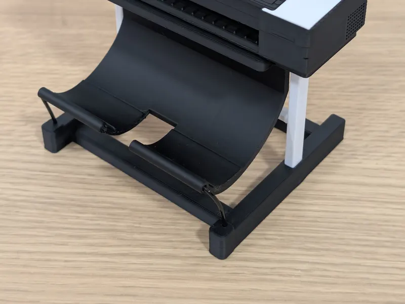 Detalle de la bandeja de la miniatura con el segmento de filamento TPU que va del caño al pie