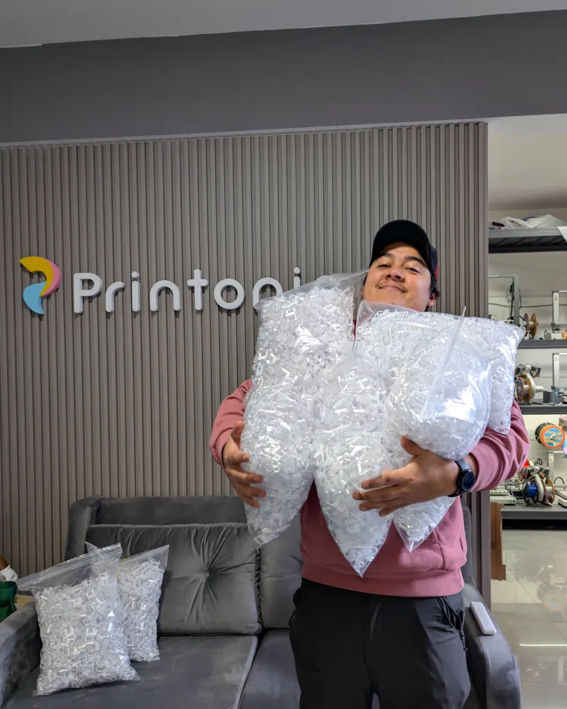 Eros Vizcaya, de Printonic, con bolsas llenas de soportes POP impresos en 3D