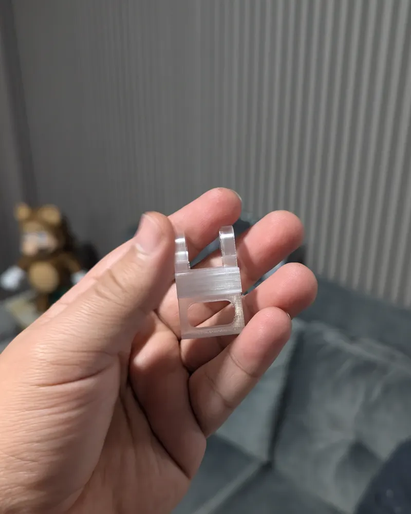 Soporte POP de PETG translúcido impreso en 3D, sostenido en la mano