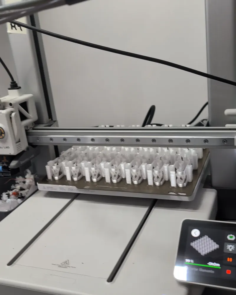 Tanda de soportes POP impresos en 3D sobre la cama de una impresora
