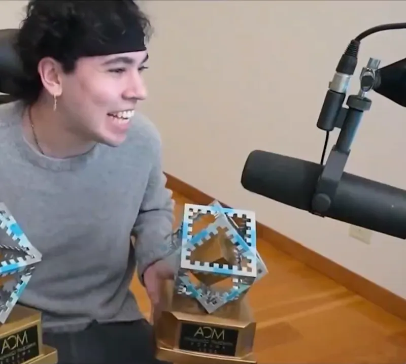 Spreen con un trofeo de los Minecraft Community Awards