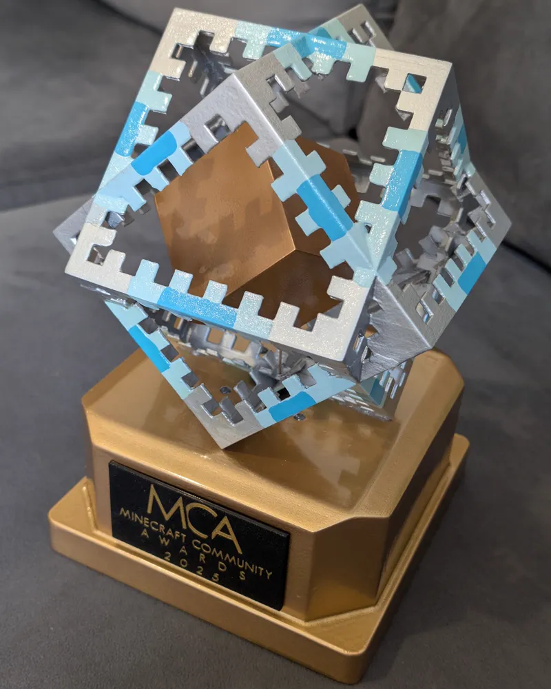 Trofeo de los Minecraft Community Awards impreso en 3D, con cubos entrelazados y base dorada
