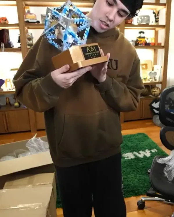 Spreen sacando de la caja un trofeo de los MCA
