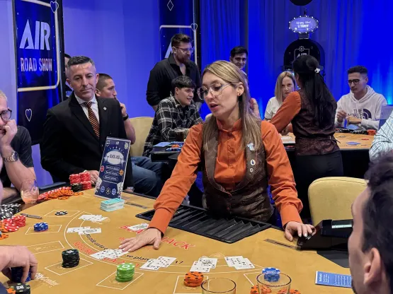 Mesa de póker en un evento de Aircomputers con fichas personalizadas impresas en 3D