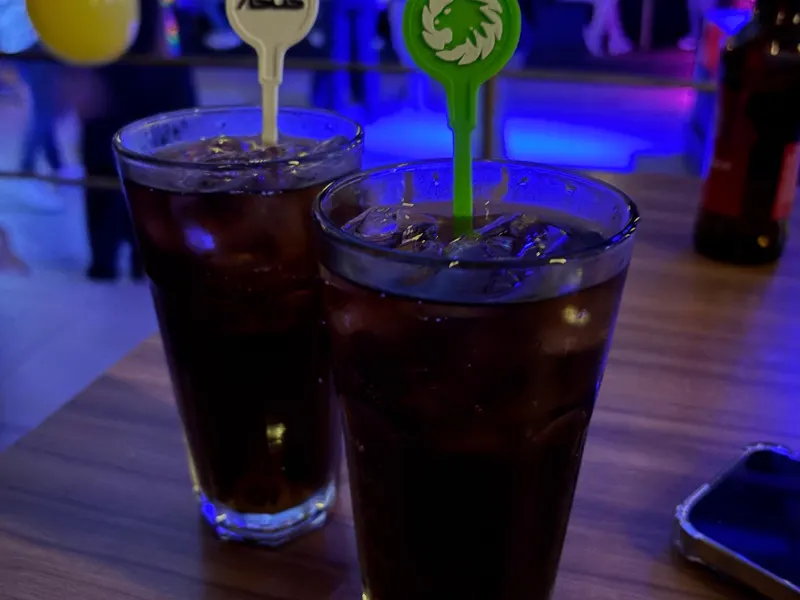 Revolvedores de tragos con logo impresos en 3D en vasos durante un evento