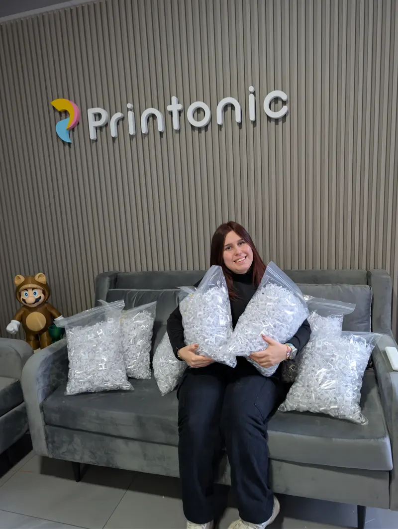 Recepción de la oficina-taller de Printonic en CABA con bolsas de soportes POP impresos en 3D listos para entregar